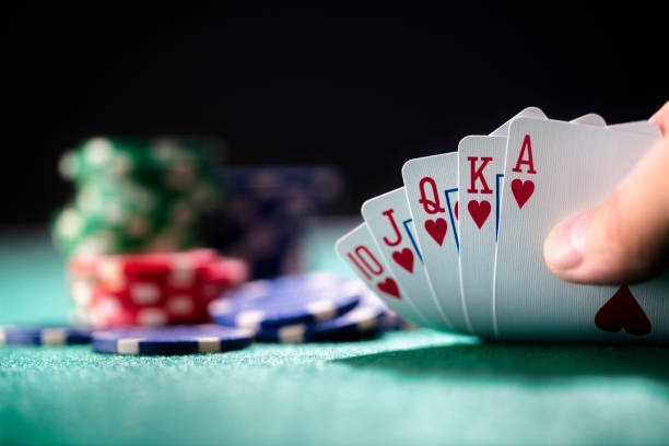 Game interface with paytable and feature indicators